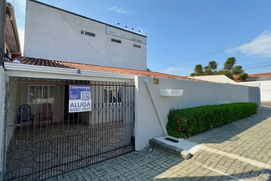 Fachada de casa à venda com 3 quartos, 180m² em Uberaba, Curitiba