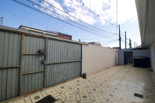 Quintal de casa à venda com 3 quartos, 180m² em Uberaba, Curitiba