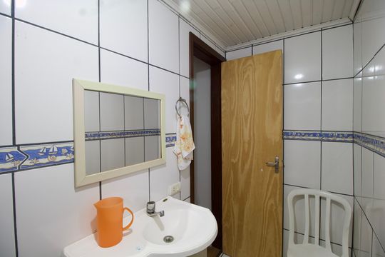 Banheiro 2 de casa à venda com 3 quartos, 180m² em Uberaba, Curitiba