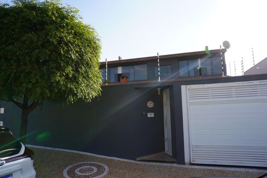 Fachada de casa à venda com 3 quartos, 200m² em Residencial Vale das Nogueiras, Americana