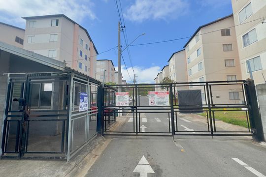 Placa instalada na fachada do imóvel de apartamento à venda com 2 quartos, 50m² em Vila Alzira, Guarulhos