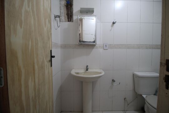 Banheiro social de apartamento para alugar com 1 quarto, 59m² em Rubem Berta, Porto Alegre