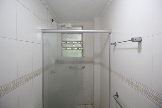 Banheiro de apartamento para alugar com 1 quarto, 59m² em Rubem Berta, Porto Alegre