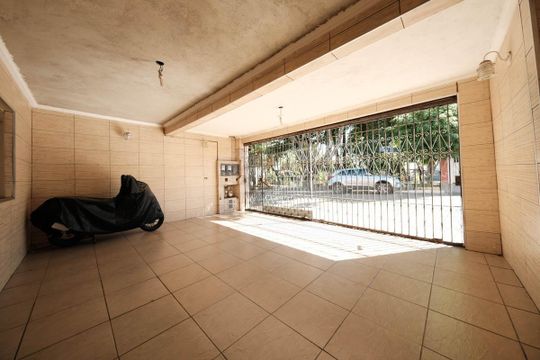 Garagem de casa à venda com 4 quartos, 150m² em Conjunto Habitacional Padre Jose de Anchieta, São Paulo