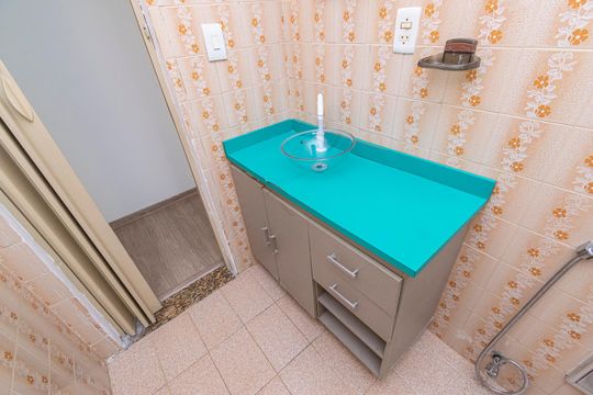 Banheiro de apartamento para alugar com 1 quarto, 55m² em Cordovil, Rio de Janeiro