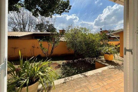 Casa para alugar com 3 quartos, 400m² em Jardim Barbacena, Cotia
