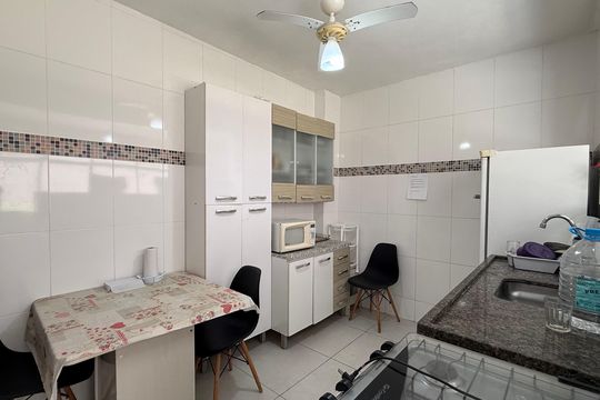 Cozinha de apartamento para alugar com 1 quarto, 54m² em Tombo, Guarujá