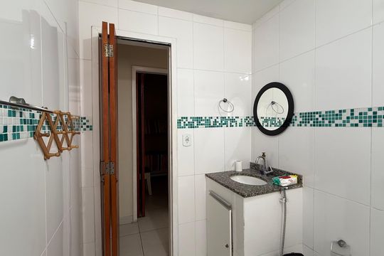 Banheiro Social de apartamento para alugar com 1 quarto, 54m² em Tombo, Guarujá
