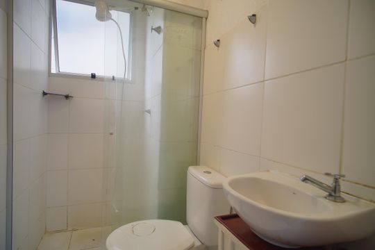 banheiro  de apartamento para alugar com 2 quartos, 48m² em Santos Dumont, São Leopoldo