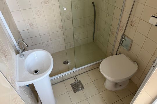 Banheiro de apartamento para alugar com 1 quarto, 40m² em Embaré, Santos