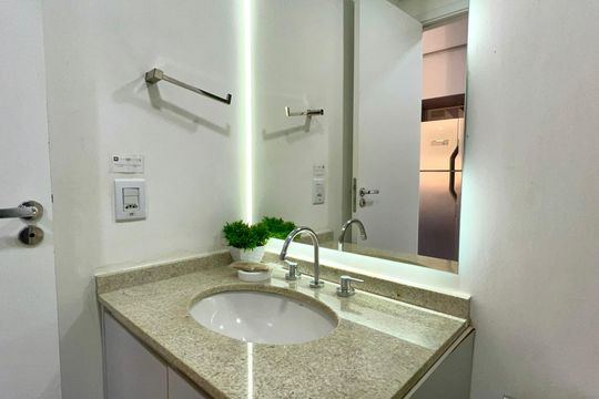 Banheiro de kitnet/studio para alugar com 1 quarto, 28m² em Pinheiros, São Paulo