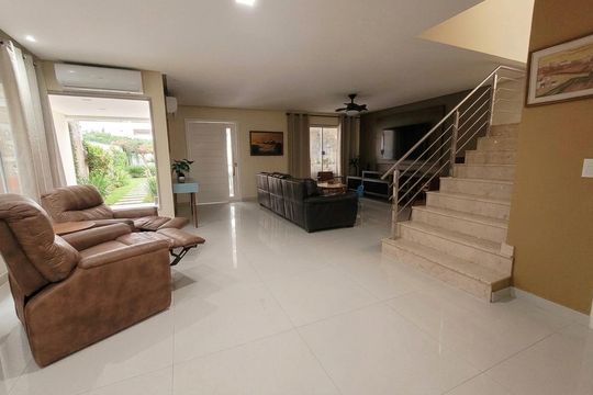 Sala de casa de condomínio à venda com 4 quartos, 360m² em Recreio dos Bandeirantes, Rio de Janeiro