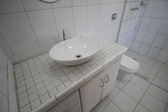 Banheiro Suíte 1 de casa à venda com 3 quartos, 415m² em Jardim Londrina, São Paulo