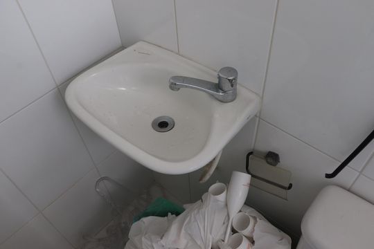 Banheiro de serviço de apartamento para alugar com 2 quartos, 75m² em Parque Avenida Pelinca, Campos dos Goytacazes