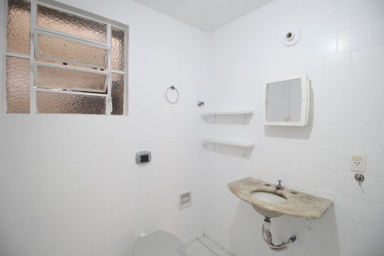 Banheiro de apartamento para alugar com 0 quarto, 40m² em Rio Branco, Porto Alegre