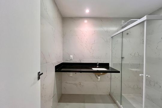 Banheiro  de apartamento à venda com 1 quarto, 39m² em Copacabana, Rio de Janeiro