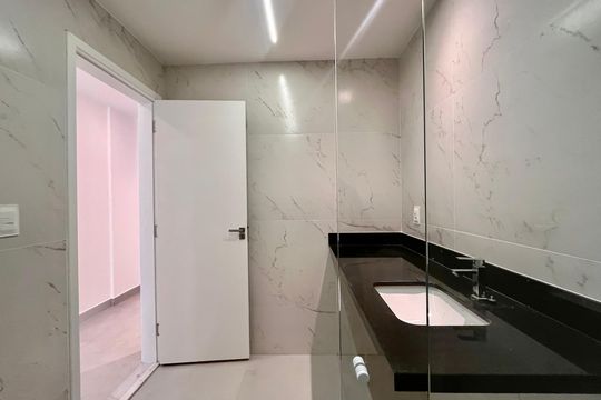Banheiro  de apartamento à venda com 1 quarto, 39m² em Copacabana, Rio de Janeiro