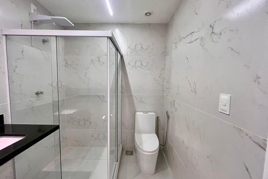 Banheiro  de apartamento à venda com 1 quarto, 39m² em Copacabana, Rio de Janeiro