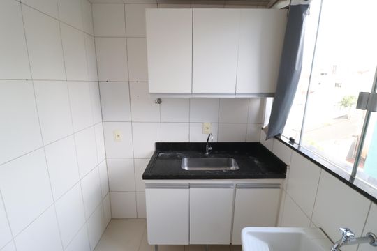 Cozinha de apartamento para alugar com 1 quarto, 44m² em Lídice, Uberlândia