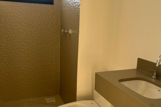 Banheiro 2 de apartamento à venda com 2 quartos, 54m² em Taquaral, Campinas