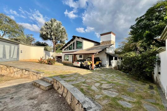 Fachada de casa à venda com 3 quartos, 408m² em Bandeirantes (Pampulha), Belo Horizonte