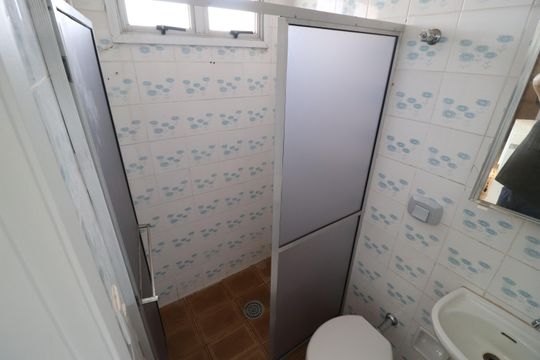 Banheiro de serviço de apartamento para alugar com 3 quartos, 117m² em Centro, Uberlândia