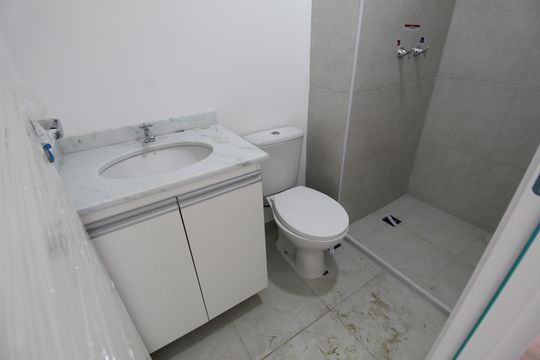 Banheiro de apartamento para alugar com 2 quartos, 42m² em Barra Olímpica, Rio de Janeiro