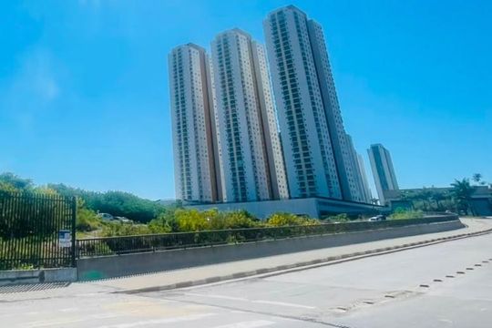 Fachada com placa instalada de apartamento para alugar com 3 quartos, 90m² em Jardim Branca Flor, Embu das Artes