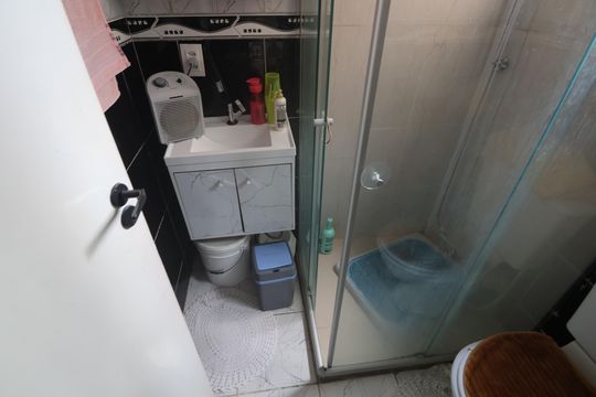 Banheiro de apartamento à venda com 2 quartos, 41m² em Olaria, Canoas