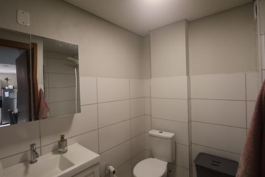 Banheiro de apartamento à venda com 2 quartos, 51m² em Olaria, Canoas