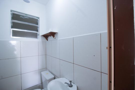 Banheiro de casa para alugar com 1 quarto, 45m² em Jardim Santa Monica, São Paulo