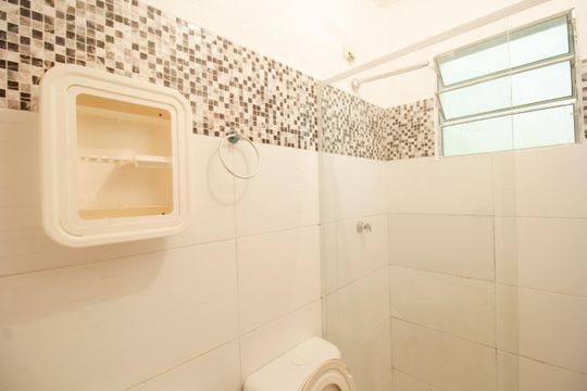 Banheiro de casa para alugar com 1 quarto, 30m² em Jardim Santa Monica, São Paulo