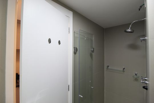 Banheiro de kitnet/studio para alugar com 1 quarto, 30m² em Itaim Bibi, São Paulo