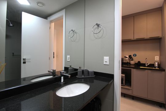 Banheiro de kitnet/studio para alugar com 1 quarto, 30m² em Itaim Bibi, São Paulo