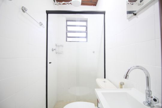Banheiro de casa para alugar com 1 quarto, 31m² em Vila Suzana, São Paulo