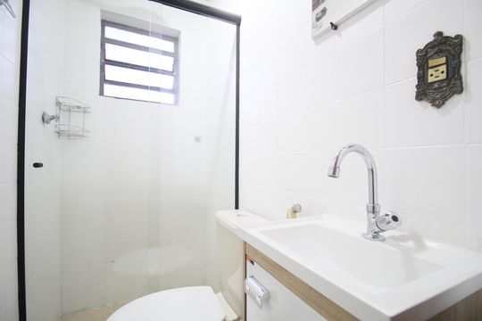Banheiro de casa para alugar com 1 quarto, 31m² em Vila Suzana, São Paulo
