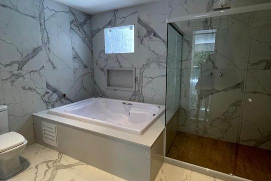 Banheiro de casa de condomínio à venda com 3 quartos, 470m² em Campo Grande, Rio de Janeiro