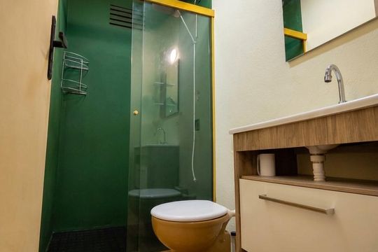 Banheiro de apartamento para alugar com 1 quarto, 38m² em Camaquã, Porto Alegre