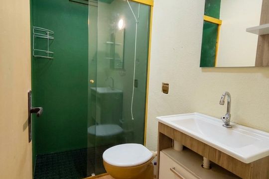 Banheiro de apartamento para alugar com 1 quarto, 38m² em Camaquã, Porto Alegre
