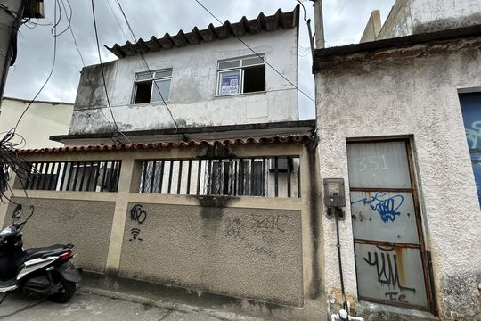Fachada + placa de casa para alugar com 3 quartos, 80m² em Marechal Hermes, Rio de Janeiro