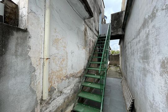 Escada de casa para alugar com 3 quartos, 80m² em Marechal Hermes, Rio de Janeiro