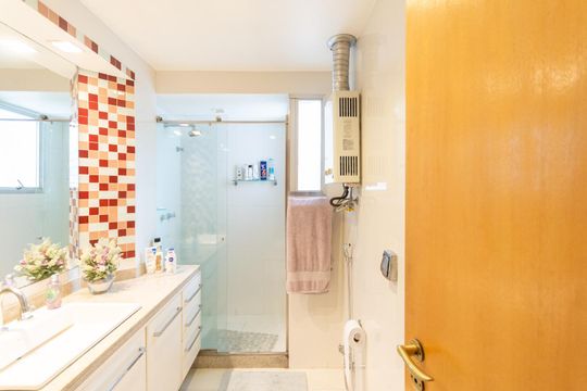 Banheiro Suíte de apartamento à venda com 3 quartos, 167m² em Grajaú, Rio de Janeiro