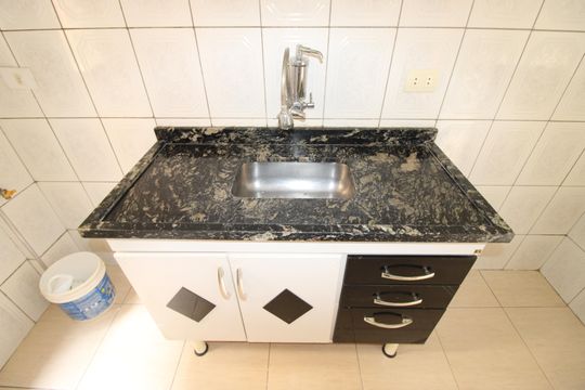 Cozinha de apartamento para alugar com 2 quartos, 48m² em Conjunto Habitacional Fazenda do Carmo, São Paulo