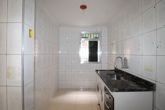 Cozinha de apartamento para alugar com 2 quartos, 48m² em Conjunto Habitacional Fazenda do Carmo, São Paulo