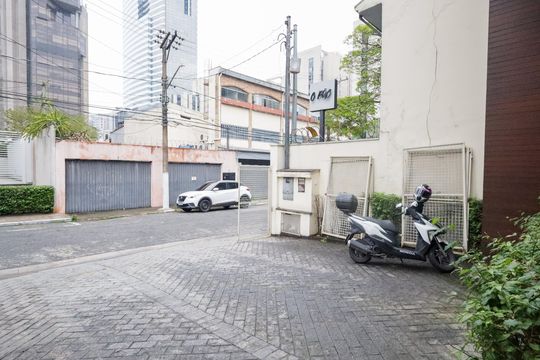 Garagem de casa à venda com 3 quartos, 300m² em Itaim Bibi, São Paulo