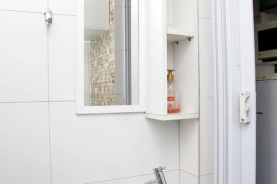 Banheiro de kitnet/studio para alugar com 1 quarto, 24m² em Centro Histórico, Porto Alegre