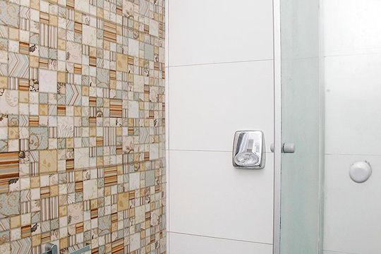Banheiro de kitnet/studio para alugar com 1 quarto, 24m² em Centro Histórico, Porto Alegre