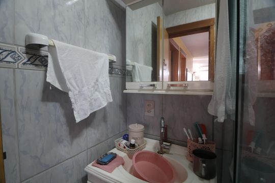 Banheiro  de apartamento à venda com 2 quartos, 42m² em Olaria, Canoas