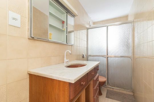 Banheiro de apartamento para alugar com 1 quarto, 66m² em Menino Deus, Porto Alegre