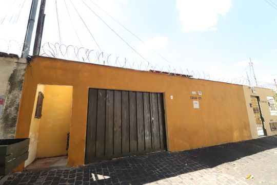 Fachada de casa para alugar com 2 quartos, 110m² em Santa Mônica, Uberlândia